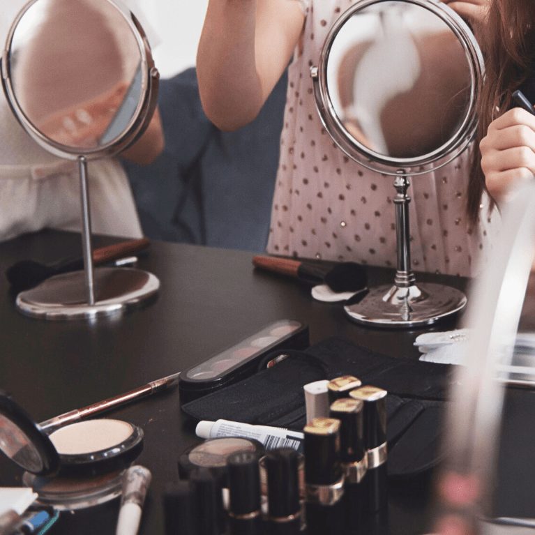 Cours make-up pour ado : les accompagner dans leur féminité