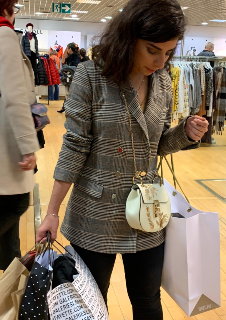 Photo montrant une personal shopper entrain de faire les boutiques pour ses clientes et ses clients dans les grands distributeurs.