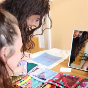 Dana en coaching individuel avec une cliente donnant des conseils de style vestimentaire