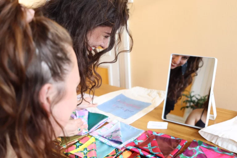 Dana en coaching individuel avec une cliente donnant des conseils de style vestimentaire