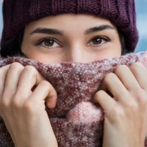 photo portrait d'un visage féminin avec un bonnet bordeaux