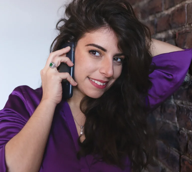Dana est au téléphone pendant le bilan d'image en ligne, gratuit