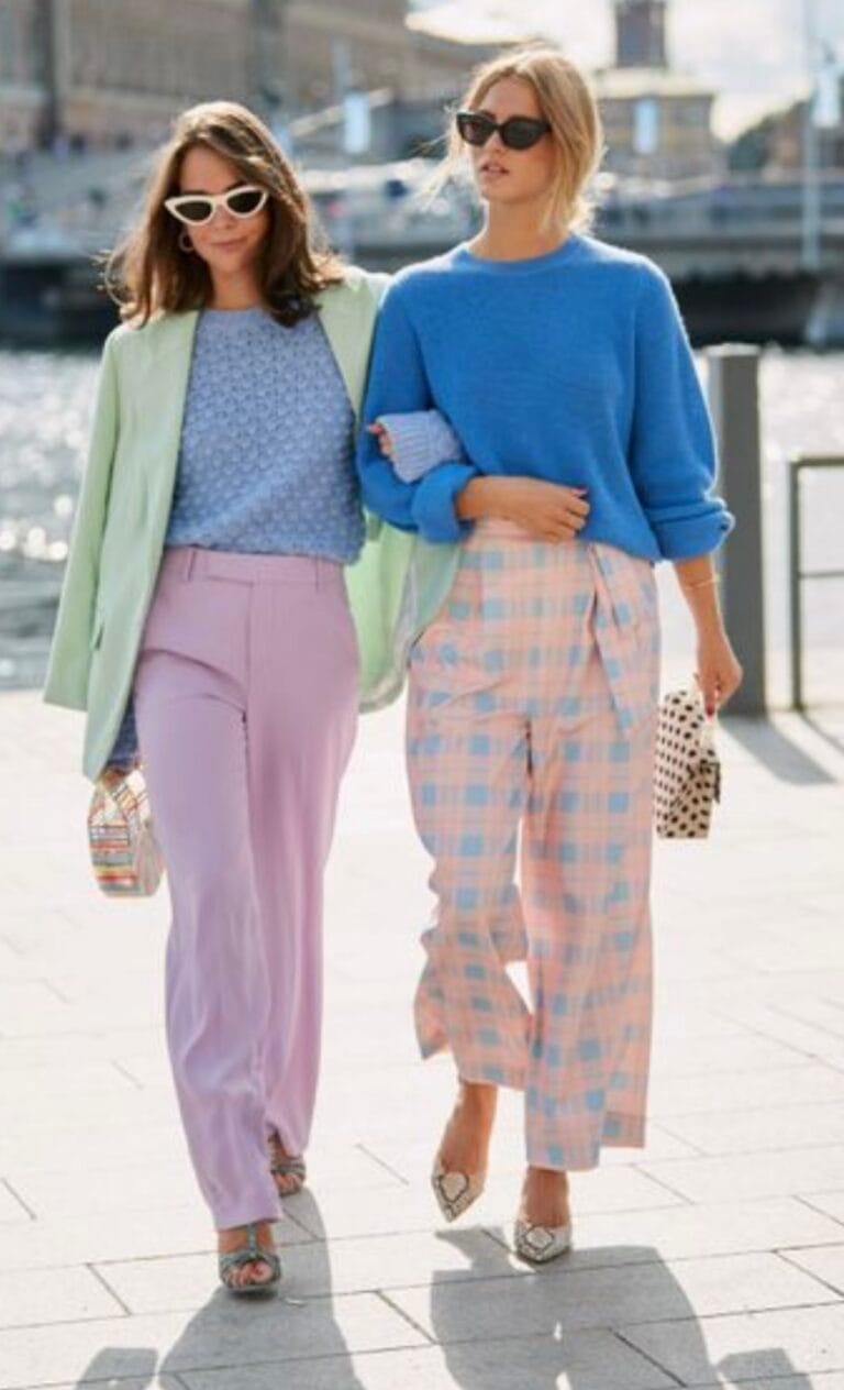 Agencement d’une tenue estivale élégante avec des vêtements dans des tons pastel, incluant un chemisier bleu clair, un pantalon parm et des accessoires assortis.