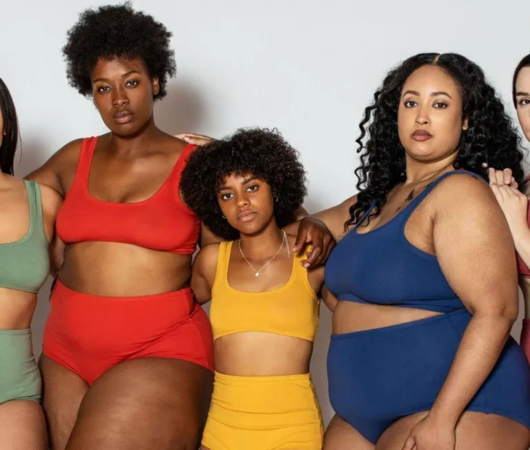 Groupe de femmes aux silhouettes en A s'affichant avec assurance.