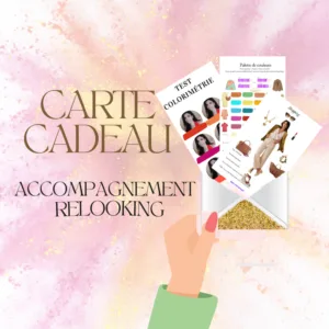 Une main tenant une enveloppe blanche avec le texte "Carte Cadeau Relooking" et une palette de couleurs. L'image est sur un fond rose pâle avec des accents dorés.