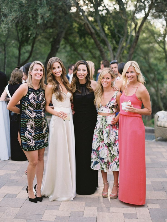 Image d'un groupe de femmes habillées de façon élégante pour assister à un mariage, posant pour une photo.