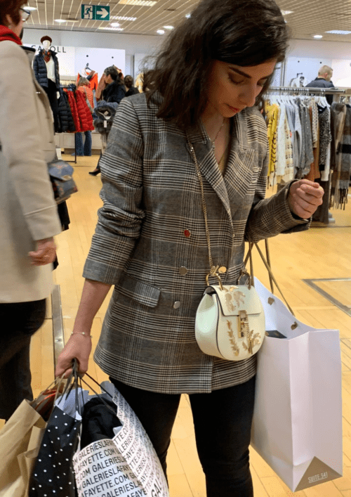 Photo montrant une personal shopper entrain de faire les boutiques pour ses clientes et ses clients dans les grands distributeurs.
