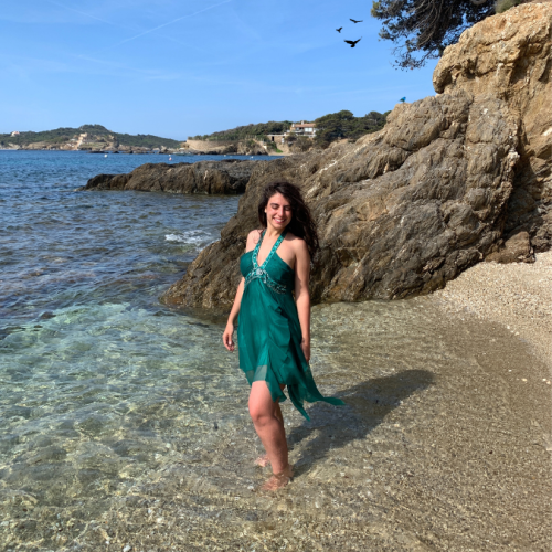 Dana El Baba, fondatrice de Relooking Thérapie avec une robe bleue dans un milieu océan, sable