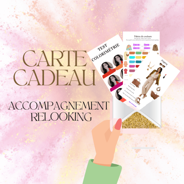 Offrez une expérience de relooking personnalisée avec la Carte Cadeau Relooking Une main tenant une enveloppe blanche avec le texte "Carte Cadeau Relooking" et une palette de couleurs. L'image est sur un fond rose pâle avec des accents dorés.