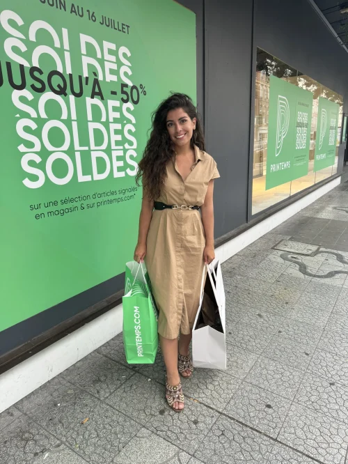 Dana Ontrend : coach en image en ligne Dana devant le Printemps de Lille pour un accompagnement shopping personnalisé