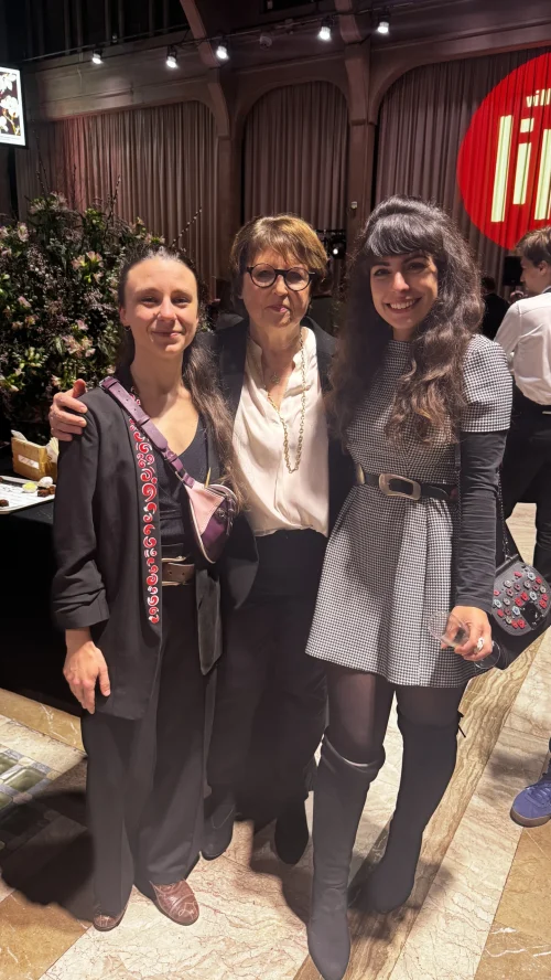Morphologie en V avec du ventre, femme élégante en pleine séance de relooking, portant une tenue tendance printemps-été 2025, capturée dans un environnement lumineux et moderne.