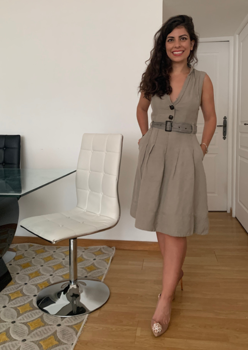Dana debout en robe chic et tendance en lin